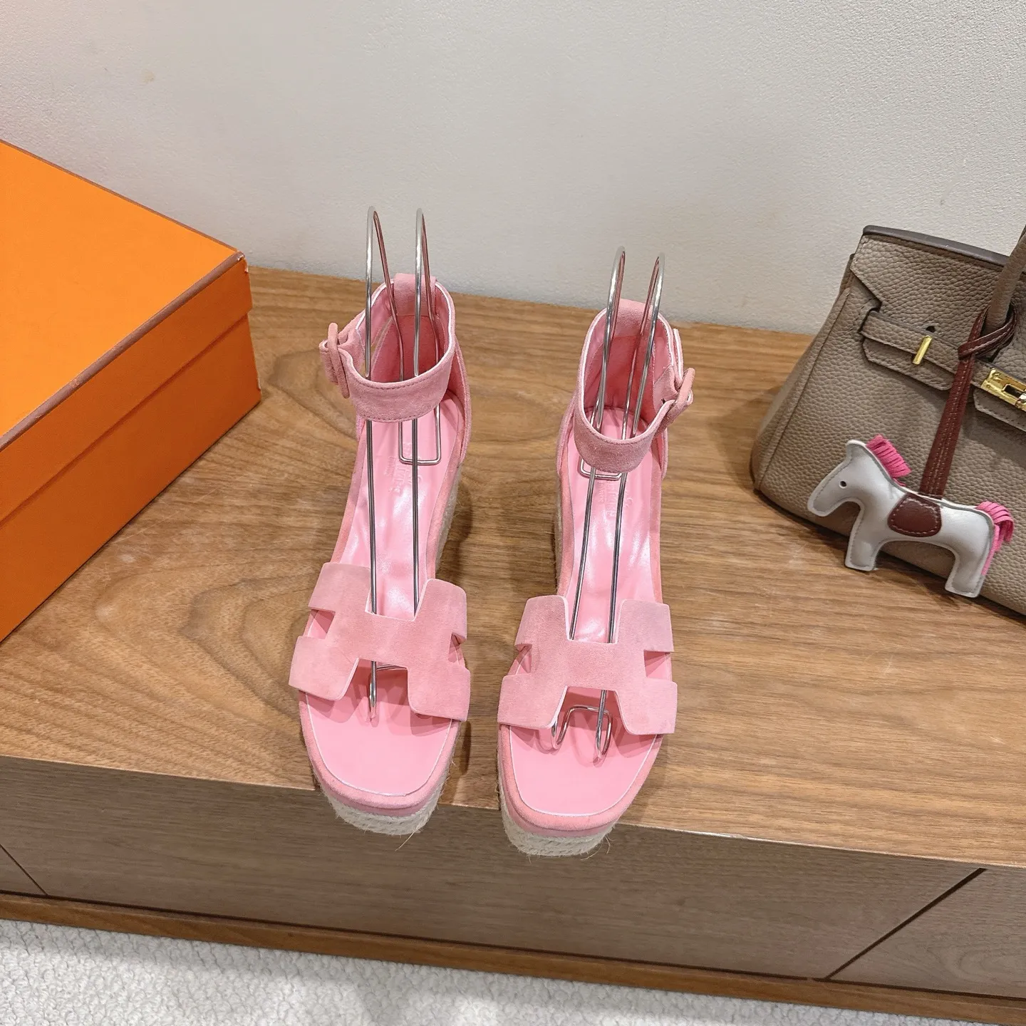 👟👟Ex-factory price 720👟👟 Hermes... a Eclair 2025 new color + popular series, the version is super positive, with a certain thickness, which makes the legs longer! Breathable, comfortable calfskin, spring and summer color matching, this item is both beautiful and comfortable! Channel supply code size: 35-39 can be ordered as 40.41 with airplane box ➕20